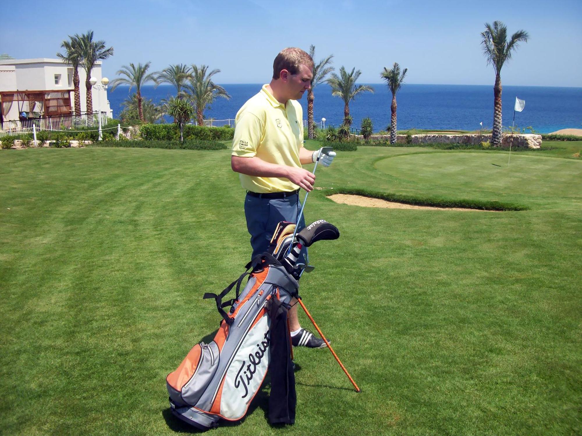 Stella Di Mare Beach Hotel&Spa Sharm el Sheikh Esterno foto Golf player with a golf bag