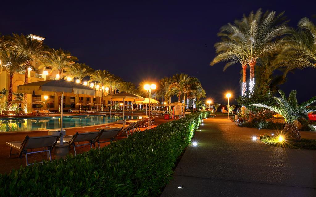 Stella Di Mare Beach Hotel&Spa Sharm el Sheikh Esterno foto The resort at night