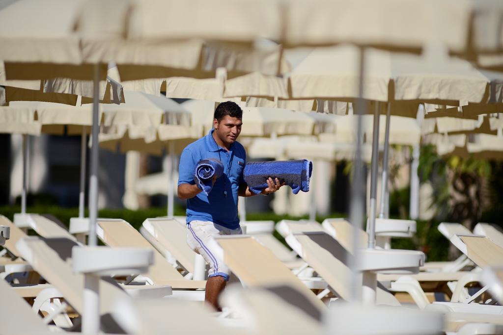 Stella Di Mare Beach Hotel&Spa Sharm el Sheikh Esterno foto A hotel staff member at work