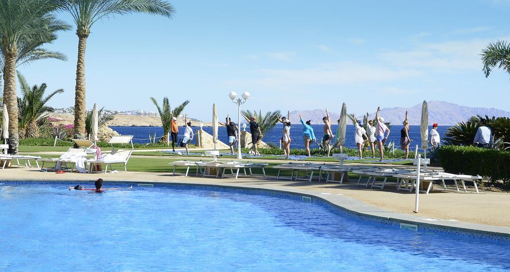 Stella Di Mare Beach Hotel&Spa Sharm el Sheikh Esterno foto A group of tourists exercising at a resort in Egypt
