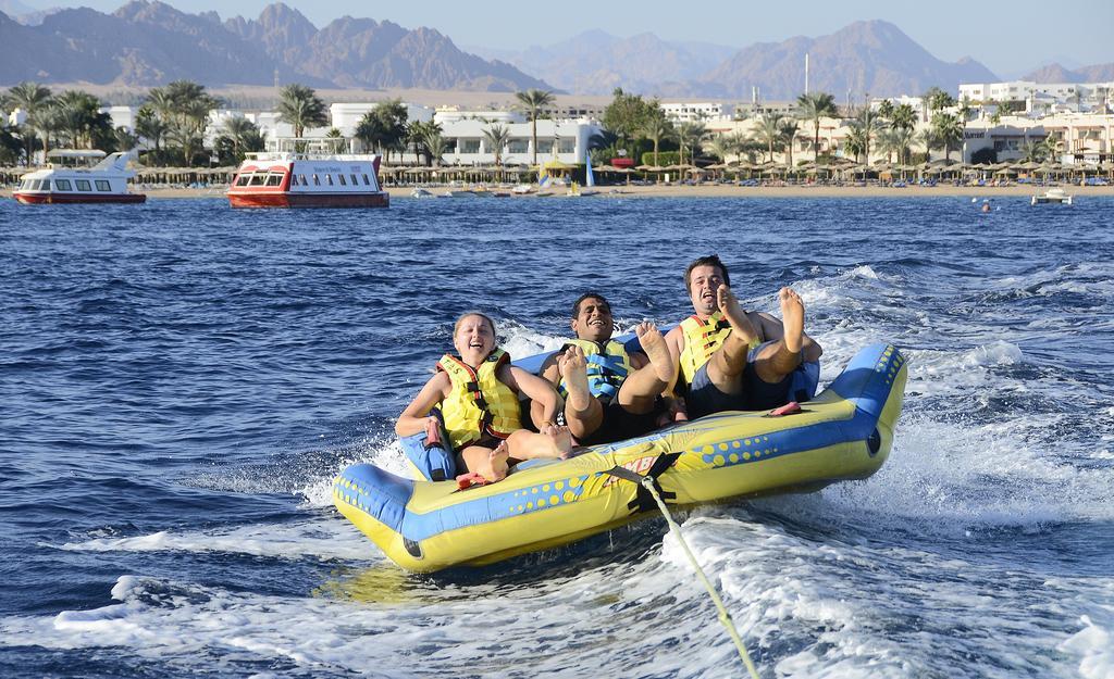 Stella Di Mare Beach Hotel&Spa Sharm el Sheikh Esterno foto A group of people on a towable float